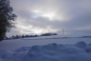 Winterlandschaft mit Blick zum Goldberg mit 4 Windkraftrdern